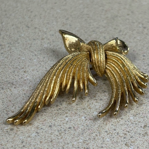 Goldtone bow brooch by Monet - Picture 5 of 5